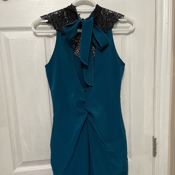 Le Chateau Dress - Picture 2 of 4